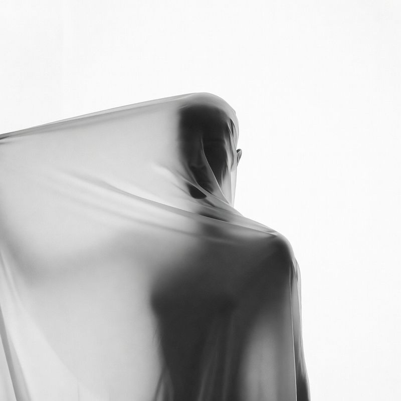 photos-people-editorial-portraits · White Backdrop Spotlight Portrait