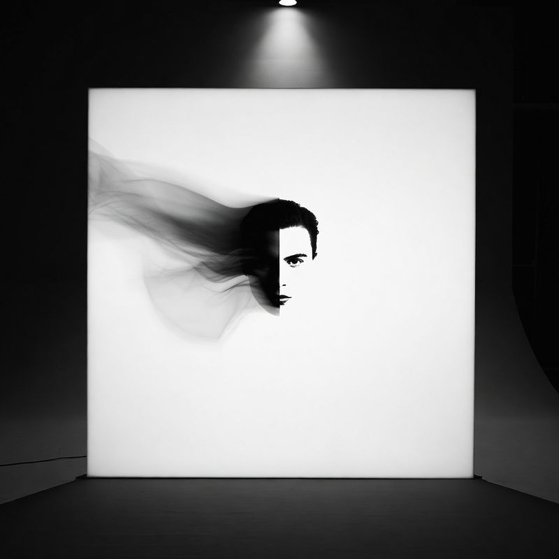 photos-people-editorial-portraits · White Backdrop Spotlight Portrait