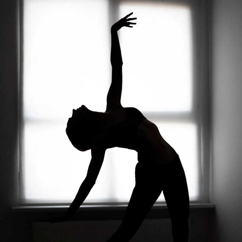 photos-people-editorial-portraits · Silhouette Angular Pose